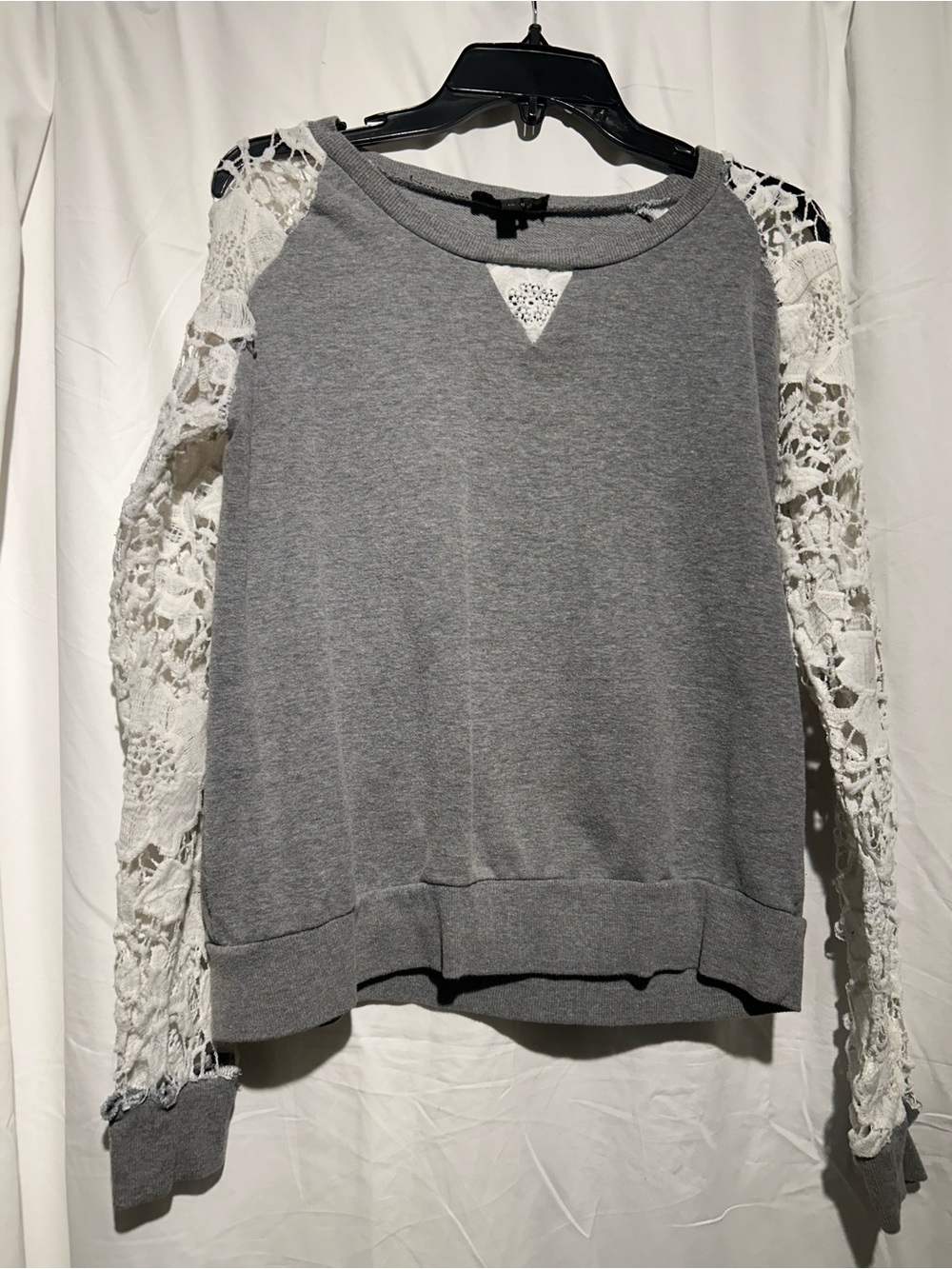 Jeans by Buffalo Gray Sweatshirt White Floral Lace Sleeve Top L